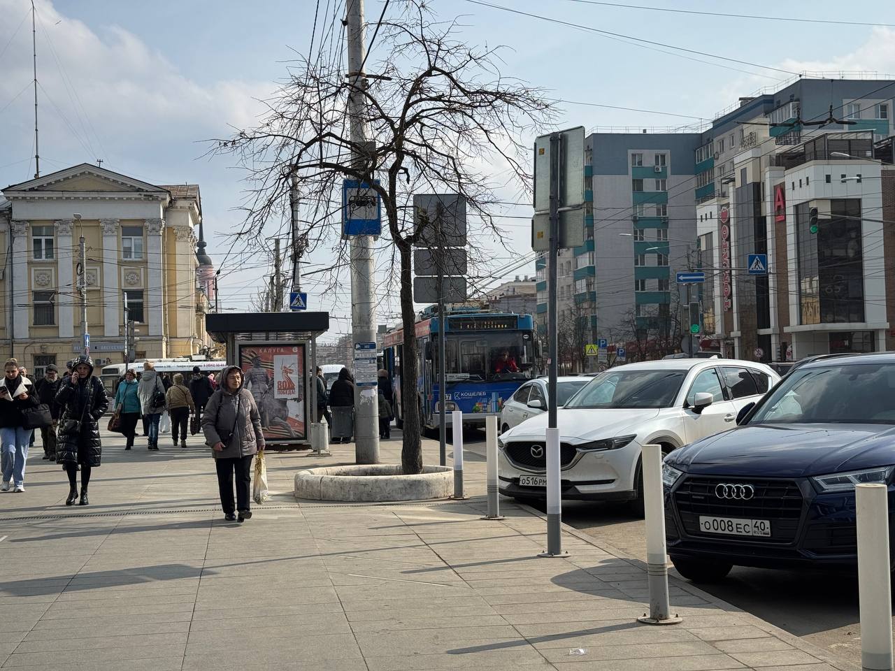 Платную парковку у ТРК XXI век на улице Кирова ликвидируют Калужские автомобилисты лишаться возможности парковаться у ТРК XXI век на улице Кирова так как с 25 августа она стает зоной остановочного пункта Как сообщили в управлении городского хозяйства сейчас там устанавливают дополнительный остановочный павильон и переносят дорожные знаки Автомобилистов просят не парковать свой личный транспорт в зоне остановочного пункта В противном случае машины будут эвакуированы О том возможность ликвидации парковки у ТЦ XXI век на улице Кирова и превращения ее в продолжение выделенной полосы для общественного транспорта рассматривается в управлении горхозяйства сообщили еще в марте Строительство полосы началось в прошлом году у ТЦ Рио там где тоже была платная парковка