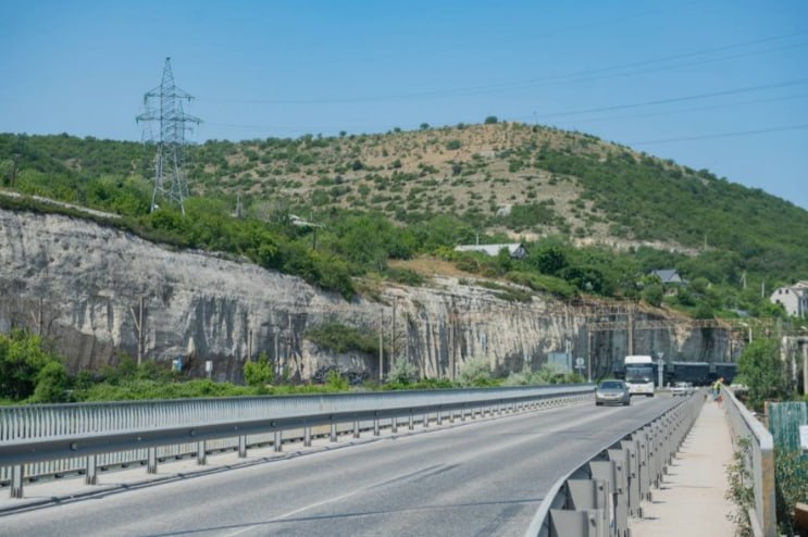На мосту через реку Черная в Инкермане на неделю введут реверсивное движение Об этом сообщается на сайте правительства Севастополя Это необходимо для того чтобы подрядчик устранил замечания выявленные при производстве работ В частности при обустройстве деформационных швов говорится в сообщении Это не повлечет за собой увеличение сроков ремонта Завершить все работы планируется до конца ноября 0 Подписаться на РИА Новости Крым в Telegram MAX VK
