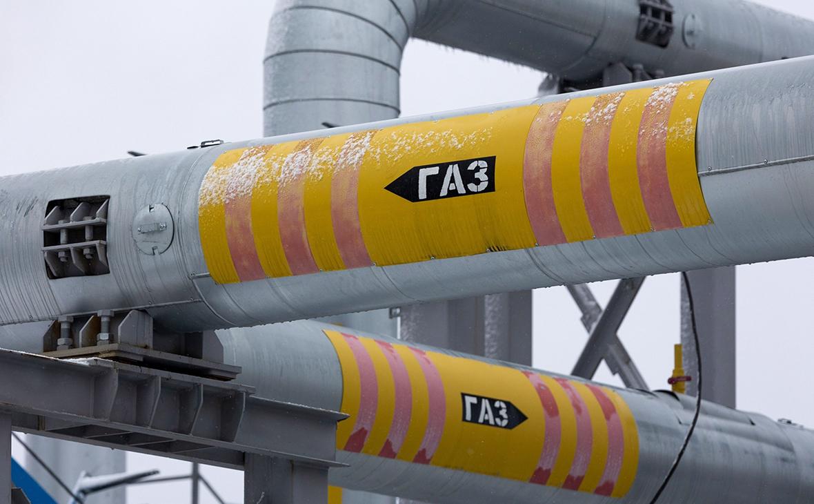 Европе не стоит полностью отказываться от российского газа в случае урегулирования на Украине, считает глава австрийского нефтегазового концерна OMV Альфред Штерн: «После достижения мира не стоит категорически отказываться от ограниченных поставок газа из России. Чем больше поставщиков, тем выше конкуренция и тем выгоднее будут формироваться цены на энергию», — сказал он в интервью Welt. Штерн призвал «действовать стратегически». Он напомнил, что более 10% потребностей Европы в газе покрывается за счёт поставок из России. «Не стоит отказываться от каких-либо источников импорта, включая российские», — подчеркнул глава концерна.