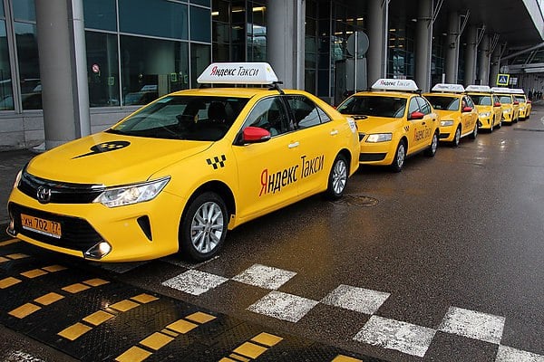 В московских аэропортах изменятся правила заказа такси  На территориях аэропортов Московской области введут запрет на предложение услуг по перевозке легковым такси в случае отсутствия стоек для их заказа. Такие данные приводятся в постановлении правительства Подмосковья. Запрет вступит в силу уже в марте. Об этом пишут «Известия».  Согласно документу, предложение или оформление услуг по перевозке пассажиров или багажа легковым такси на территории аэропортов в Московской области должно осуществляться только за стойками заказа такси перевозчиками, водителями такси или службами заказа в соответствии с требованиями Федерального закона № 580-ФЗ.  «Министерством транспорта и дорожной инфраструктуры Московской области в течение месяца со дня официального опубликования настоящего постановления разработать и утвердить требования к оборудованию и оформлению стойки заказа легкового такси на территории аэропорта в Московской области», — говорится в тексте постановления.  aviaru.net/n281499