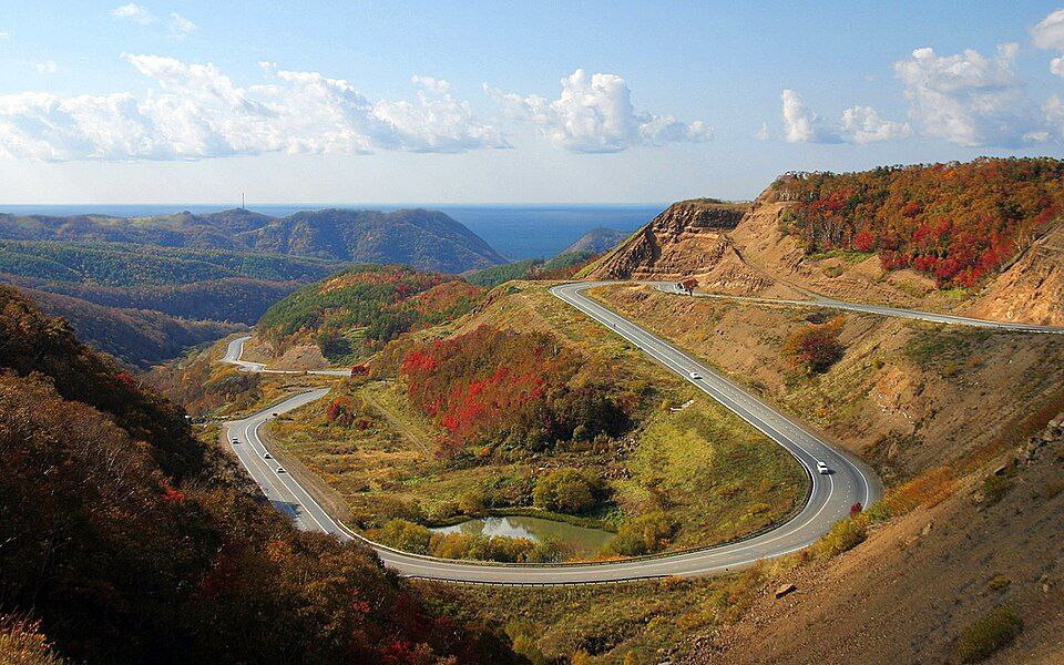 Холмский перевал отремонтируют к середине 2026 года Капремонт на участке трассы Южно Сахалинск Холмск с 84 по 88 километр стартовал в ноябре 2025 года Сейчас подрядчик занимается разбором сопки и перемещением грунтовых масс С их помощью создаётся подпорная стенка для удержания грунта и защиты дороги отмечают в правительстве региона Участок перевала один из самых сложных в регионе он подвержен оползневым процессам Это создает сезонные риски для всех кто пользуется трассой Дорога важна для жизнеобеспечения населенных пунктов Через перевал поставляют грузы с паромной переправы Ванино Холмск Важно обеспечить безопасность передвижения по магистрали как грузового так и легкового транспорта подчеркнул Валерий Лимаренко В планах выполнить работы по стабилизации и укреплению верхнего оползневого склона восстановить систему водоотведения и отремонтировать дорожное полотно обустроить знаки и барьерные ограждения Контрактом предусмотрено окончание работ в середине 2027 года однако подрядчик планирует завершить их раньше до конца 2026 года доложил министр транспорта и дорожного хозяйства Сахалинской области Максим Жоголев   Прислать новость Подписывайся на нас MAX Telegram WhatsApp ВК