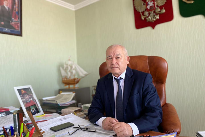 В ХАКАСИИ ЗАДЕРЖАН АБРЕК ЧЕЛТЫГМАШЕВ Сегодня утром в своем доме задержан глава Аскизского района Абрек Челтыгмашев Источники Свободной Хакасии делятся инсайдом вместе с главой задержан и его первый заместитель Роман Чугунеков В администрации района проходят обыски Вероятно связано это с федеральной стройкой образовательного учреждения в селе Аскиз по программе Комплексное развитие сельских территорий Контракт был подписан в марте 2022 го с компанией Юность Тува цена 1 млрд 265 млн Администрация Аскизского района выплатила аванс в размере 90 И на момент расторжения контракта готовность объекта была всего 64 Фото Пульс 19