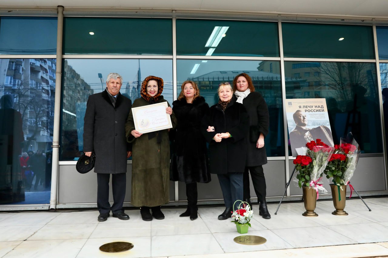 В Краснодаре установили памятный знак народному артисту СССР Григорию Пономаренко Это событие приурочено к 105 летию со дня его рождения Именную эмблему установили у входа в Музыкальный театр На ступенях учреждения культуры ранее увековечили имена Леонарда Гатова Михаила Куликовского Георгия Гараняна Владимира Генина Марины Шапиро Иосифа Кобзона и Сергея Чернобая творческий путь которых был неразрывно связан с Кубанью Кубанские Новости Мы в MAX