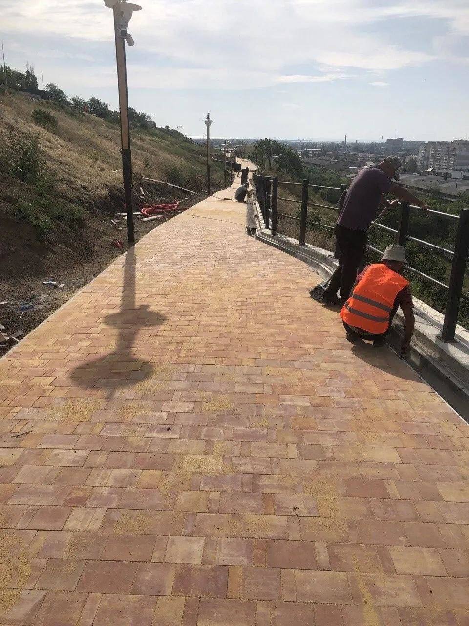 Благоустройство смотровой площадки в Бердянске продолжается! Специалисты из Твери, работающие в компании ООО "Авангардстрой", продолжают работы на смотровой площадке по улице Правды в рамках проекта "Город на ладони". Недавно они залили бетон для новой зоны отдыха "Скамья-лодка", которая будет расположена на нижнем ярусе площадки. Скамья будет выполнена из прочной древесины. Срочно Бердянск‼ Наш бот