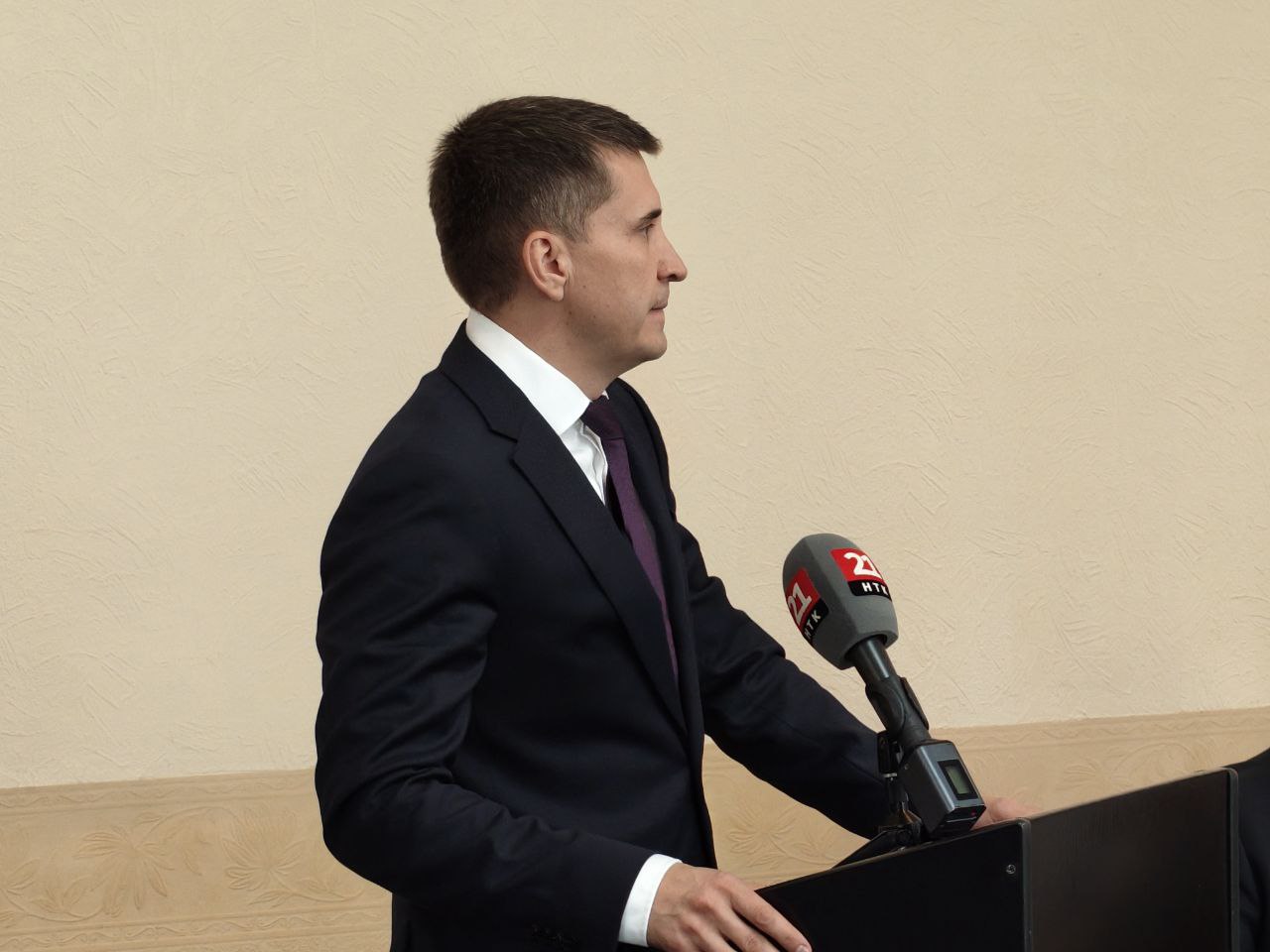 Дума Биробиджана приняла отставку мэра города Максима Семенова На очередном заседании представительного органа городского округа мэр Биробиджана заявил добровольном сложении полномочий градоначальника Большинством голосов его просьбу удовлетворили До избрания нового мэра обязанности главы городского округа будет исполнять спикер Думы Сергей Радецкий исполнять обязанности главы мэрии будет действующий первый зам Елена Бобровская Согласно Устава города мэр избирается решением депутатов городской Думы Кандидатуры для голосования представляет конкурсная комиссия из числа депутатов гордумы и лиц назначаемых на паритетных началах губернатором области Подпишись novostiEAO MAX