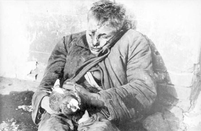 На фото Витя Черевичкин в его застывших руках белый голубь Мальчик был убит нацистами в оккупированном Ростове на Дону в 1941 году за то что отказался убить своих голубей Миллионы семей пострадали от геноцида советского народа Весной этого года в ГД РФ мы сделали важнейший шаг приняли закон Об увековечении памяти жертв геноцида советского народа Заложена правовая основа Но нужно мотивировать сохранять эту память Поэтому следующий законопроект который мы сегодня приняли в первом чтении о поддержке общественных инициатив в сфере увековечения памяти жертв геноцида Включаем увековечение памяти в цели благотворительной и волонтерской деятельности Распространяем на тех кто этим занимается все меры поддержки право на оплату услуг связи без НДФЛ страхование жизни и здоровья на предоставление помещения и тд Также поисковая работа направленная на выявление неизвестных захоронений и установление имен погибших станет официальным видом деятельности для социально ориентированных НКО Впереди продолжение большой работы поисковые экспедиции установление имен учёт захоронений жертв геноцида советского народа В том числе на возвращенных территориях Поэтому важно объединить усилия государства и гражданского общества 3   Гражданское общество