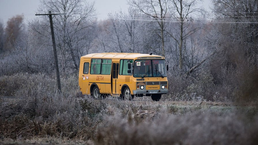 В Алтайском крае школьный автобус попал в ДТП. Водитель погиб на месте происшествия, количество пострадавших и тяжесть телесных повреждений четырех работников школы устанавливается.  Как сообщает краевая прокуратура, сегодня на трассе «Кулунда – Орловка» в Кулундинском районе школьный автобус столкнулся с сельскохозяйственной техникой. В момент происшествия осуществлялась перевозка учителей в местную школу, детей в салоне не было.  По поручению прокурора Алтайского края Антона Германа организована проверка исполнения законодательства о безопасности дорожного движения, установлении причин и обстоятельств, способствовавших происшествию, - сообщила помощник прокурора Алтайского края Мария Антошкина.