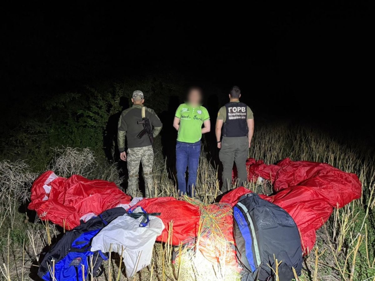 На границе с Молдовой задержали нелегального мигранта с парапланом  Сотрудники Пограничной полиции Украины задержали 48-летнего уроженца Хмельницкой области, который пытался пересечь государственную границу с Молдовой на параплане. Нарушителя остановили еще до взлета - на территории Украины.