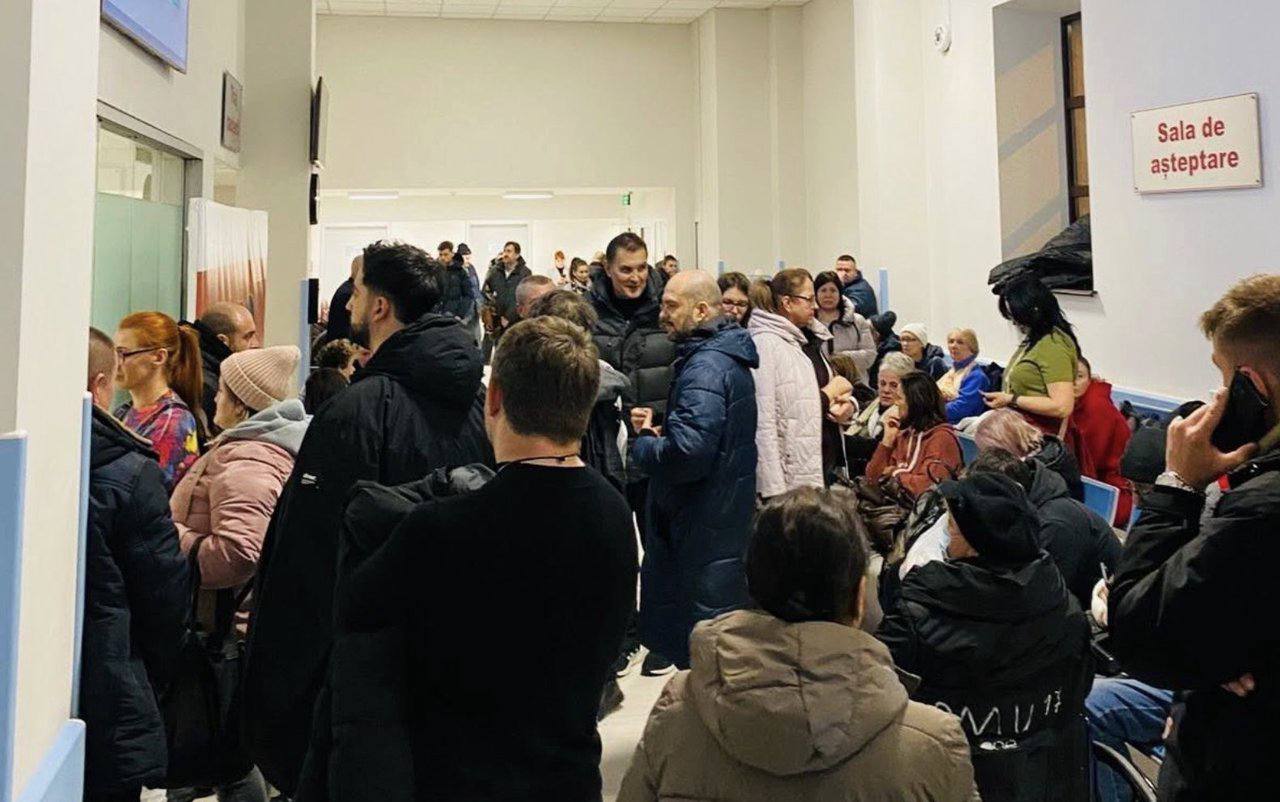 Более 270 человек пострадали в результате гололеда в Кишиневе только за сегодняшний день В Институте скорой помощи отметили что ситуация остается крайне сложной поток пострадавших растет а врачи работают на пределе возможностей Больница усилила медицинские бригады однако время ожидания увеличилось Граждан призывают без экстренной необходимости отложить визит в больницу чтобы медики могли сосредоточиться на тяжелых случаях