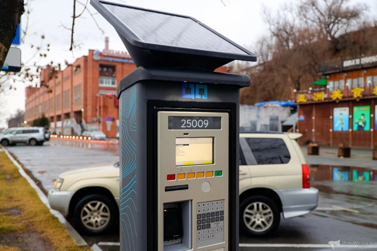 КСП депутаты и Цифровое Приморье спорят из за простаивающих и неработающих сервисов Контрольно счетная палата Приморского края КСП увидела в реализации концессии Цифровое Приморье системные проблемы простаивающие весогабаритные пункты невостребованные сервисы и отсутствующие страховки на оборудование Руководство Цифрового Приморья утверждает что главные претензии адресованы заказчику и модели концессии а депутаты требуют объяснить за что именно платит край В ходе проверки реализации регионального проекта Цифровое Приморье КСП установила что при общем росте финансирования цифровых инициатив в крае часть мероприятий оказалась плохо связана с целями нацпроекта показатели размытыми а управленческие решения запоздалыми или формальными Аудиторы зафиксировали нарушения в нормативном сопровождении вопросы к обоснованию расходов и организации закупок и эксплуатации инфраструктуры значительная часть эффектов либо не подтверждена документально либо описана без измеримых критериев Подробнее в материале PrimaMedia в подпишись 18