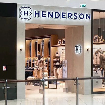 Henderson растёт вопреки рынку  На фоне общего спада в fashion-ритейле, сеть мужской одежды Henderson увеличила выручку на 17% в первом полугодии 2025 года. Онлайн-продажи выросли на 38,5%, а офлайн — на 11,7%, хотя посещаемость магазинов снизилась на 7%.  Компания смогла увеличить средний чек и эффективность работы с клиентами, несмотря на сокращение трафика. Как единственный публичный одежный ритейлер в России, Henderson продолжает расширять торговые площади, которые за полгода выросли на 17%.