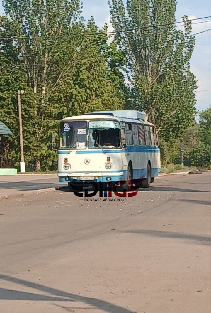 Последствия удара по пассажирскому автобусу в Горловке.