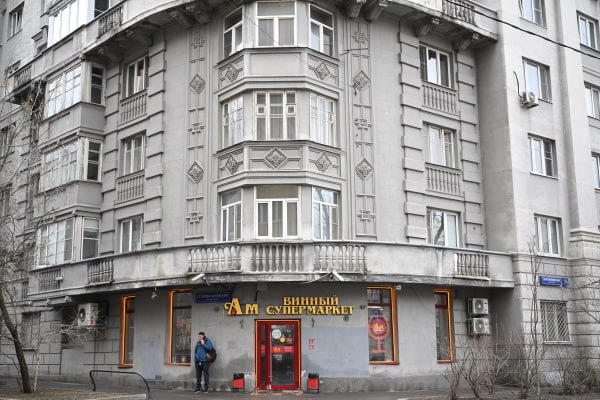 В Госдуме рассказали о возможных ограничениях на алкомаркеты в жилых районах  Власти сейчас вырабатывают определение такого магазина.  В дальнейшем это позволит регулировать их размещение и особенности работы, сообщила ТАСС первый зампред комитета по защите семьи Татьяна Буцкая.  «Они не должны быть на пути ребёнка в школу: по пять магазинов на двор, где дети гуляют. Нужно, чтобы они не мигали яркими красками, не манили дешёвыми конфетами. Мы эту идею не положили под сукно, мы попросили Минпромторг доработать определение, что такое алкомаркет», — сказала парламентарий.    Подпишись на «Говорит Москва»