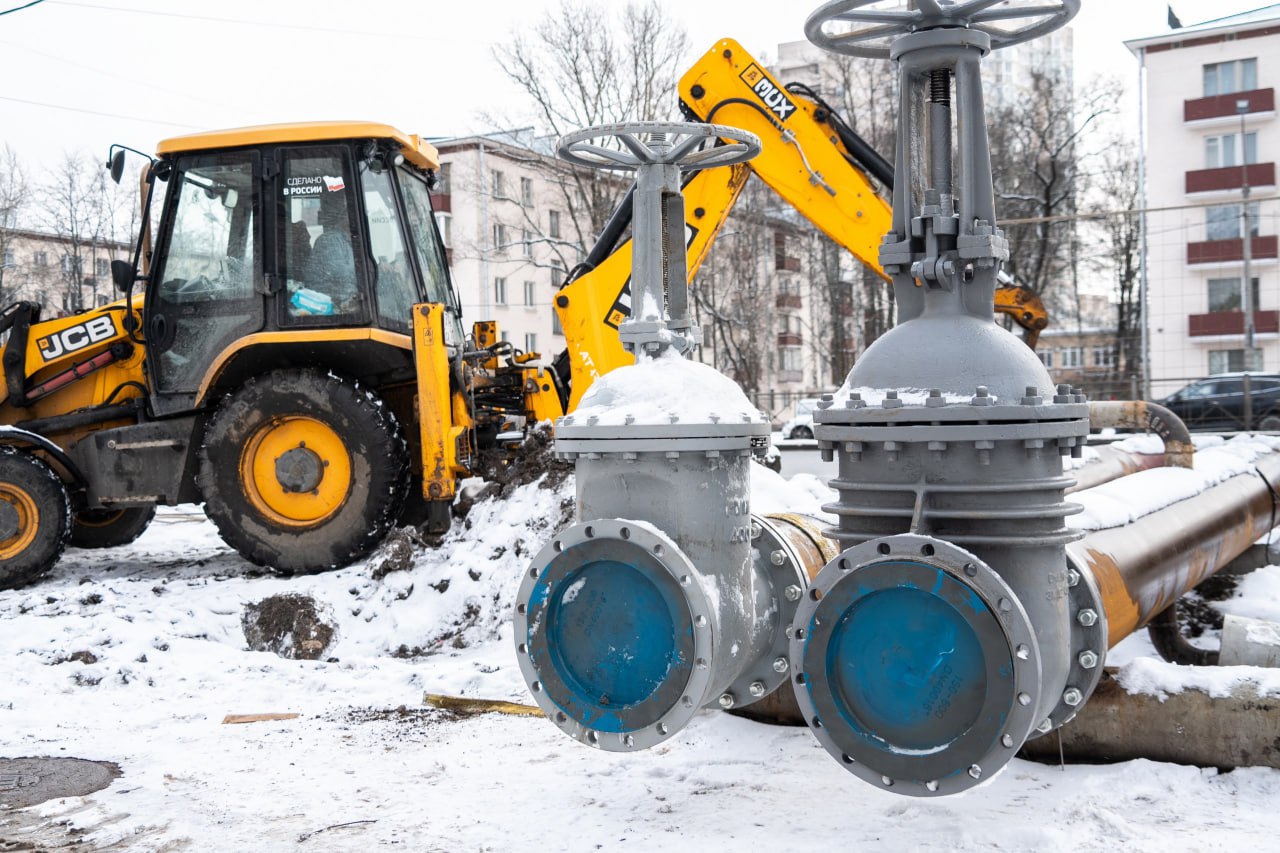 «Теплосеть» повышает надежность теплоснабжения для 15 000 жителей Московского района.   Специалисты меняют тепловые трубы в квартале между Московским проспектом, Алтайской, Ленсовета и Орджоникидзе. Уже установлено 2693 метра временных трубопроводов, что обеспечивает бесперебойное теплоснабжение на время реконструкции.   Ремонт завершится в третьем квартале 2026 года, тогда же территорию благоустроят.