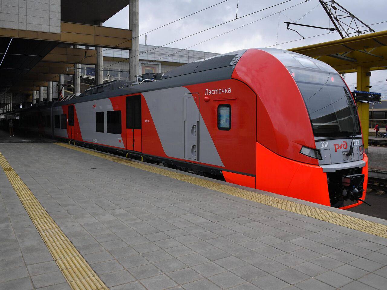 Между Москвой и Минском запускают ночные безостановочные Ласточки из за высокого спроса на поездки 10 вагонный состав будет курсировать на новогодних каникулах чтобы справиться с ажиотажем Новый формат позволит перевезти больше пассажиров и сократить время в пути