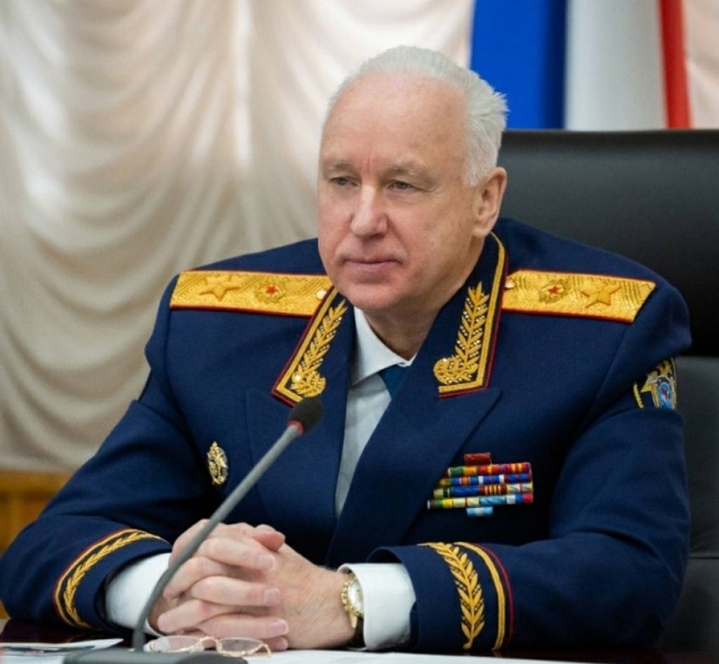Бастрыкин потребовал отчёт по делу «шаморовских» насильников Глава СКР Александр Бастрыкин приказал приморскому следкому подготовить доклад по делу о нападении на 22-летнюю девушку на пляже во Владивостоке. Напомним, что в прошлом году группа насильников изнасиловала девушку, угрожая ножом. Один из злоумышленников покончил с собой, а троим дали от 5 до 5,5 лет тюрьмы. Прокуратура считает приговор слишком мягким и подала апелляцию с требованием ужесточить наказание. Председатель СКР Александр Бастрыкин поручил руководителю СУ СК России по Приморскому краю Эдуарду Анатольевичу Трубчику доложить о результатах расследования уголовного дела и его рассмотрения в суде с учетом озвученных в публичном пространстве доводов. Исполнение поручения поставлено на контроль в центральном аппарате ведомства.