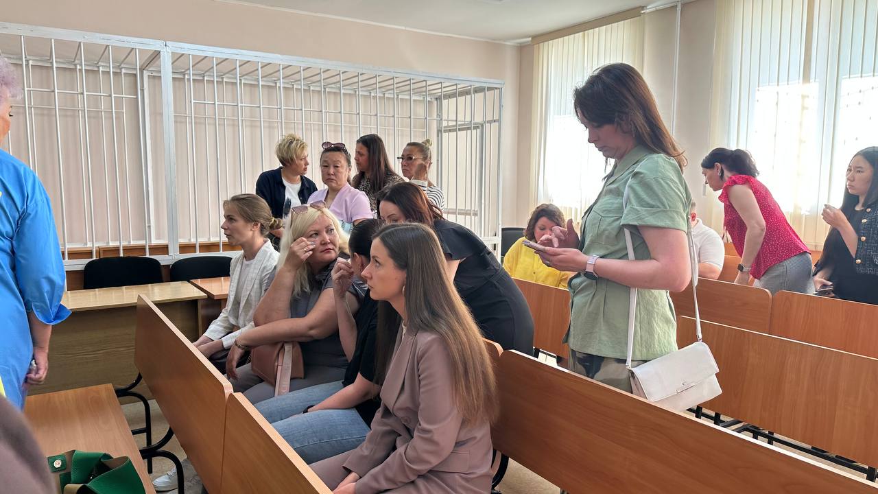 Приговор Марине Поповой шокировал и её саму, и всех, кто пришёл её поддержать. Среди них - родственники, коллеги, и мэр Читы Инна Щеглова. Видео/фото: Анастасия Москалёва, ИА ChitaMedia ChitaMedia Забайкальский край