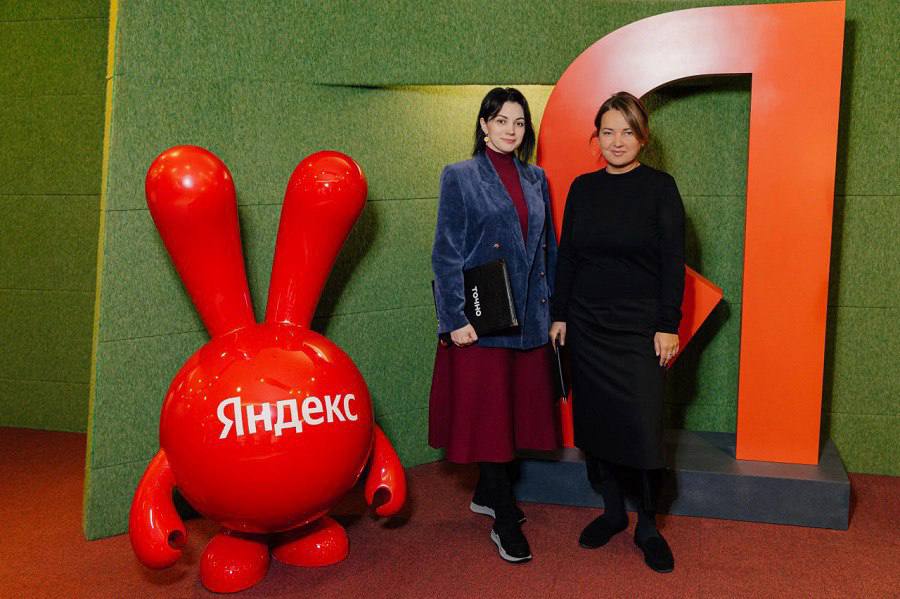 ГК ТОЧНО и Яндекс создадут умные здания в восьми регионах России ТОЧНО и proptech платформа Яндекса Домиленд разработают проект умного здания и запустят мобильное приложение для жителей ЖК застройщика по всей стране Резиденты проектов ТОЧНО смогут пользоваться сервисами управляющей компании при помощи мобильного телефона сделать заявку на ремонт бытовой техники оплатить коммунальные услуги или оформить пропуск на территорию ЖК Приложение запустят уже во втором квартале этого года Proptech платформа Яндекса выступит экспертом при внедрении современных технологий управления умным зданием в ЖК Среди них бесконтактный доступ когда двери на территорию и в подъезд открываются автоматически а лифт сам определяет нужный этаж Дебютным ЖК с умным домом станут флагманские Патрики в 2027 году Далее подобные технологичные дома реализуют и в других проектах ТОЧНО по всей стране от Москвы до Екатеринбурга и черноморского побережья   Подробнее читайте здесь proptech платформа платформа внедряющая инновации и технологии применяемые в сфере недвижимости 12 Реклама ЖК Патрики ООО СЗ Капиталъ Бренд ТОЧНО Проектная декларация размещена на сайте наш дом рф Erid 2W5zFGzDrZE