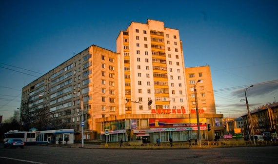 В Кирове ищут подрядчика для разработки проекта капремонта фасада и кровли здания бывшего магазина Детский мир на Октябрьском проспекте 124 Сейчас в нём располагается молодёжное пространство Отличное место Начальная цена контракта 1 2 млн рублей Проектно сметная документация должна быть готова до 31 декабря 2026 года Прислать новость IstochnikKirovBot   Подпишись на Источник