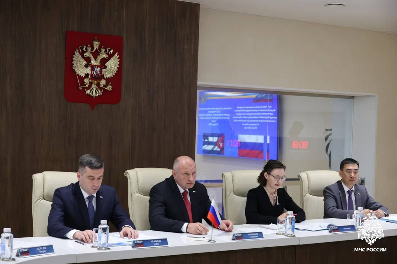  МЧС России намерено совершенствовать материально-техническую базу Регионального Российско-Кубинского центра В Москве глава МЧС России Александр Куренков и министр внутренних дел Республики Куба Ласаро Альварес обсудили совместные проекты. Чрезвычайные службы двух стран укрепляют взаимодействие на базе Регионального Российско-Кубинского центра подготовки специалистов пожарно-спасательного профиля. Это востребованная международная площадка для обучения профильных специалистов в Латиноамериканском регионе, обеспечивающая безопасность кубинского народа. В прошлом году центр отметил 10-летие и продолжает развиваться. «В настоящее время МЧС России совместно с Международной организацией гражданской обороны реализует очередной проект содействия международному развитию, который предусматривает поставку специализированной техники», - отметил Александр Куренков. Ожидается, что в ближайшее время МОГО завершит закупочные процедуры и груз будет доставлен на Кубу. «Дополнительно нами разработан трехлетний план поставок на Кубу пожарно-спасательного оборудования, который поддержан кубинской стороной. В нем учтены в том числе первоочередные потребности, озвученные ранее кубинскими коллегами», - поделился планами глава российского ведомства. Также стороны обсудили перспективы обучения специалистов и научно-технического сотрудничества. «В стенах учебных заведений МЧС России уже подготовлено более 300 кубинских коллег, которые сейчас успешно работают в Пожарной службе Республики Куба», - отметил Александр Куренков. Кроме того, кубинская сторона заинтересована в подготовке специалистов в области гражданской обороны: в следующем году 5 человек будут обучаться в подмосковной Академии гражданской защиты МЧС России. Стороны готовят Соглашение о сотрудничестве в области предупреждения и ликвидации чрезвычайных ситуаций. Документ уже скоро может быть подписан на межправительственном уровне. Это станет очередным шагом в укреплении международнего сотрудничества.