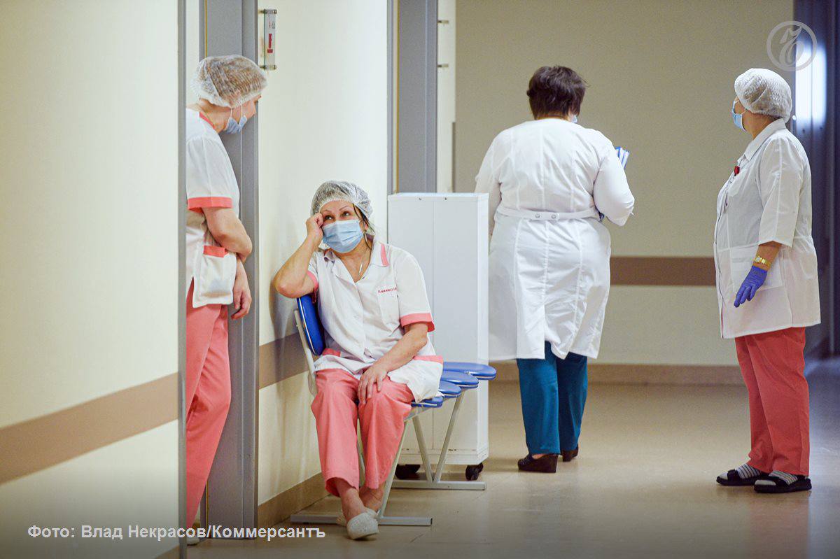 Количество новых частных медкомпаний практически вернулось к допандемийному уровню За год было зарегистрировано 8 7 тыс таких организаций что на 1 меньше чем в 2019 году и на 7 больше чем в 2024 м Рост сектора в основном обеспечивают небольшие клиники в то время как крупных объектов площадью более 1 тыс кв м открылось всего 20 и все они принадлежат уже действующим на рынке игрокам Наиболее активно развивается сегмент стоматологических услуг из 6 6 тыс новых компаний в сфере здравоохранения почти 2 тыс это стоматологии Общее число частных медицинских организаций на рынке достигло 88 4 тыс Ъузнал