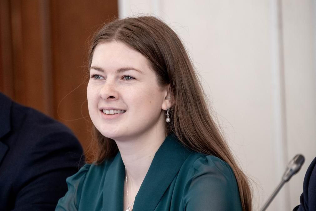 Единая Россия и Волонтеры Победы 24 марта проведут всероссийскую историческую интеллектуальную игру 1418 В этом году объявленном Президентом Годом единства народов России ее посвятят теме исторического единства Игра будет состоять из двух блоков каждый из которых включает 10 вопросов связанных с историей Великой Отечественной и Второй мировой войн и Героями Советского Союза которые независимо от их национальной принадлежности и рода войск внесли неоценимый вклад в защиту Родины При создании исторической интеллектуальной игры используются архивные документы фото видео и аудиохроника Все материалы пройдут экспертизу профессионального сообщества историков Мы напоминаем непреложный факт Великую Победу одержал единый многонациональный советский народ Приглашаем всех присоединиться к игре которая поможет лучше подготовиться к международной акции Диктант Победы сказала председатель Центрального штаба Волонтеров Победы председатель Центрального совета сторонников Единой России зампред комитета Госдумы по развитию гражданского общества Ольга Занко на пресс конференции в МИА Россия сегодня посвященной старту набора добровольцев на ключевые мероприятия Дня Победы Игра объединит участников не только из России но и из за рубежа Для удобства игроков из разных стран и регионов России в один день состоятся 4 трансляции для смежных федеральных округов а также одна на английском языке По итогам каждой из пяти игр определят три лучшие команды Принять участие может любой желающий Зарегистрироваться на игру и узнать подробности проведения можно на сайте игра 1418 рф ergosdumaofficial