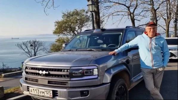 Миллиардер из Владивостока сделал выбор в пользу китайского авто Как смартфон после Nokia приморский миллиардер Дмитрий Алексеев пересел с Toyota на китайский внедорожник Основатель сети DNS сменил свой Land Cruiser после восьми лет эксплуатации на гибридный BYD Leopard 5 В социальных сетях он рассказал о впечатляющих преимуществах китайского автопрома Известный приморский предприниматель основатель сети DNS Дмитрий Алексеев на личном опыте протестировал один из флагманских гибридных внедорожников из КНР BYD Leopard 5 Сравнивая его с привычным Land Cruiser миллиардер пришел к выводу что авторынок стоит на пороге смены технологической эпохи Я думал что тема с автомобилями для меня закрыта Последние восемь лет ездил на Land Cruiser и это очень очень хорошая машина Но что то дернуло меня на эксперимент поделился Алексеев По его словам переход с японского внедорожника на китайский гибрид оказался сопоставим с переходом с кнопочного телефона на современный смартфон