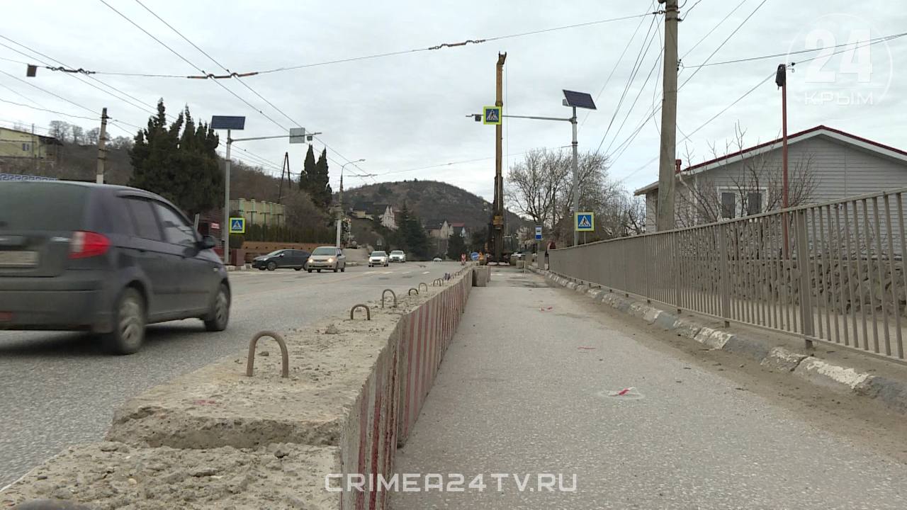 Капитальный ремонт трассы между Ялтой и Алуштой планируют завершить в 2026 году  Предстоит провести работы на участках общей протяжённостью больше 23 километров. Как сообщили в Службе автомобильных дорог Крыма, готовность объекта — 35%. В строительстве задействованы 159 человек и 41 единица техники.