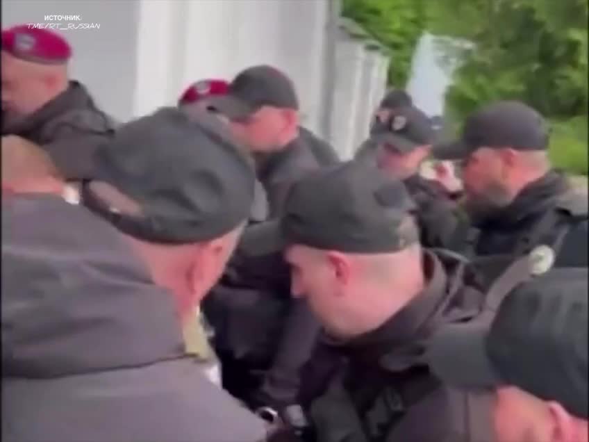 Штурм Свято-Михайловского монастыря в Переяславе: силовики проводят захват