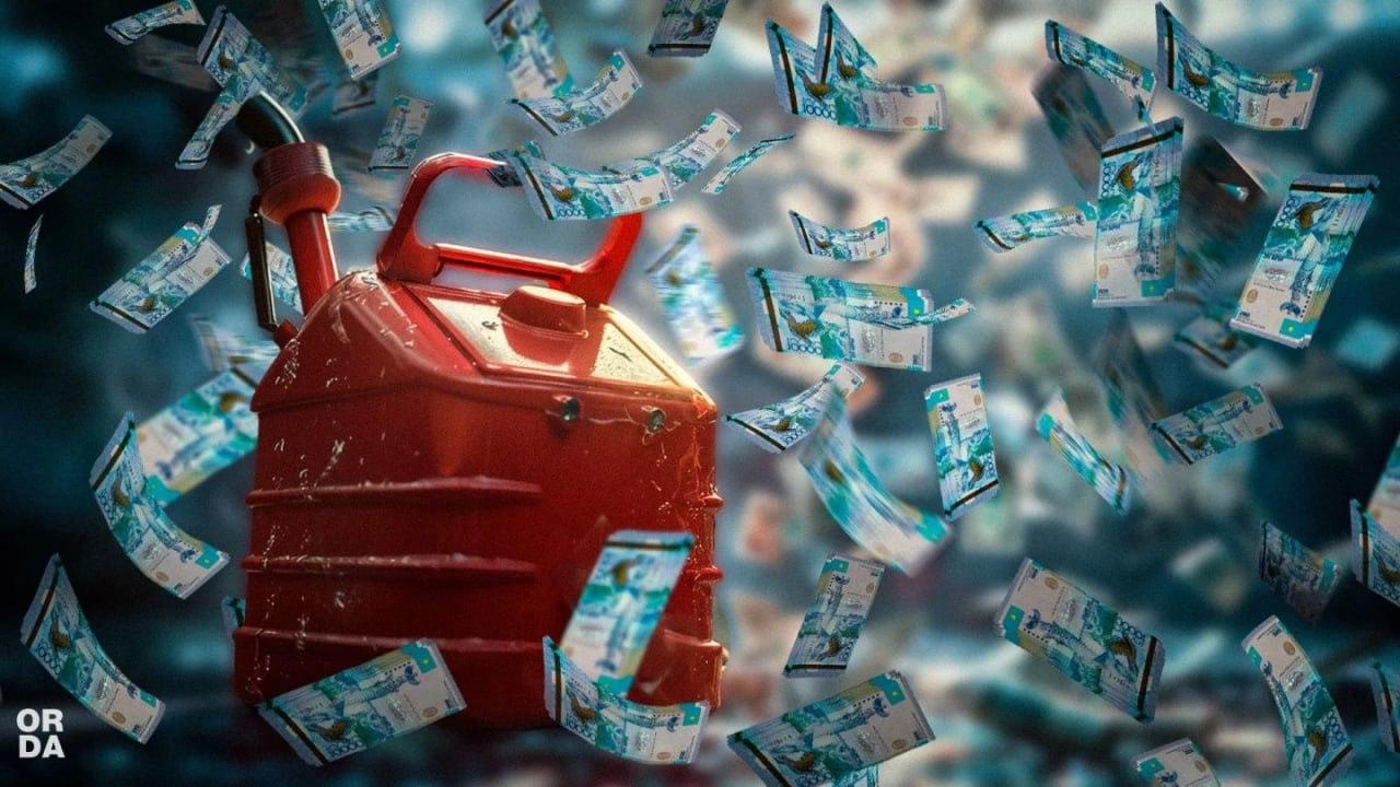 Цены на бензин растут: где в Казахстане самое дорогое топливо Бензин в Казахстане продолжает дорожать. По итогам апреля цены на топливо выросли на 2,2 % год к году. Как подсчитали аналитики Energyprom.kz, за месяц бензин АИ-95 и АИ-98 подорожал на 0,1 %, АИ-92 — на 0,4 %. Если сравнивать цены в годовой динамике, то АИ-95 вырос в цене на 1,8 %, АИ-98 — на 3,2 %, а АИ-95 — на 4,3 %. Что касается регионов, то сильнее всего топливо подорожало в ЗКО: на 4,8 % год к году. На втором месте Актюбинская область +4,1 % , на третьем Шымкент +3,1 % . Меньше всего цены выросли в Алматинской +0,9 % , Акмолинской +1,1 % и Жетысуской +1,7 % областях. В Алматы бензин за год подорожал на 2,2 %, в Астане — на 2,6 %. При этом в южном мегаполисе сейчас самое дорогое топливо марки АИ-98. «Средняя розничная цена литра бензина марки АИ-92 в апреле составила 205 тенге, АИ-95/96 — 264 тенге, АИ-98 — 299 тенге. Самым дорогим АИ-92 был в Петропавловске 209 тенге за литр , самым дешёвым — в Атырау 195 тенге . Бензин марок АИ-95/96 дороже всего стоил в Талдыкоргане 274 тенге за литр , дешевле всего — в Атырау 243 тенге . Цена АИ-98 самой высокой была в Алматы 315 тенге за литр , самой низкой — в Актобе 283 тенге », — отмечает Energyprom. Ранее стало известно, что Казахстан закупит в России более полутора миллионов тонн бензина, керосина и дизеля.