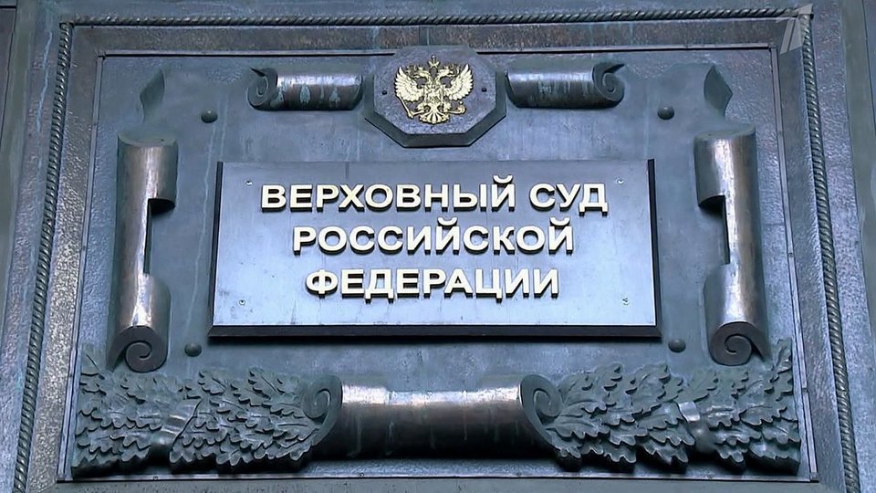Изменения в антимонопольной практике Верховный Суд РФ представил новый обзор по антимонопольной практике, который вносит существенные изменения в правоприменительную деятельность. Основные положения: • Наличие доминирующего положения само по себе не является правонарушением • Необходимо доказать негативные последствия действий бизнеса • Оценка действий компаний на олигопольном рынке должна проводиться в совокупности • Ограничено право антимонопольного регулятора на получение информации, составляющей налоговую и банковскую тайну Эксперты отмечают: • Позиция ВС особенно важна для системообразующих компаний • Документ внесет больше определенности в правоприменительную практику • Запрет на выборочное наказание участников олигопольного рынка при сохранении конкуренции Практический вывод: Компании получили более четкие критерии оценки их деятельности с точки зрения антимонопольного законодательства. , чтобы быть в курсе важных новостей! #Николаевск27 #антимонопольноезаконодательство #право #бизнес #экономика #судебнаяпрактика