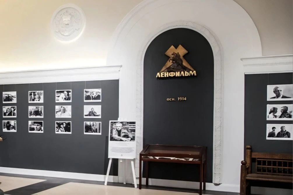 Премьер министр РФ Михаил Мишустин поручил передать акции и имущество Ленфильма в собственность Петербурга в течение 4 месяцев Это поможет выполнить распоряжение президента о переводе студии в городское подчинение В прошлом году ленты студии получили финансовую поддержку от города На производство выделили 53 млн рублей Обновленный Ленфильм станет центром патриотического и исторического кино Петербург планирует привлекать к работе молодых режиссеров которые создадут фильмы о России и ее героях Кроме того на Ленфильме модернизируют выставочный центр и кинотеатр будут проводить фестивали Предусмотрены ремонт и реставрация исторических зданий Фото пресс служба губернатора Санкт Петербурга gov spb ru Подпишись на Город Telegram MAX ВК