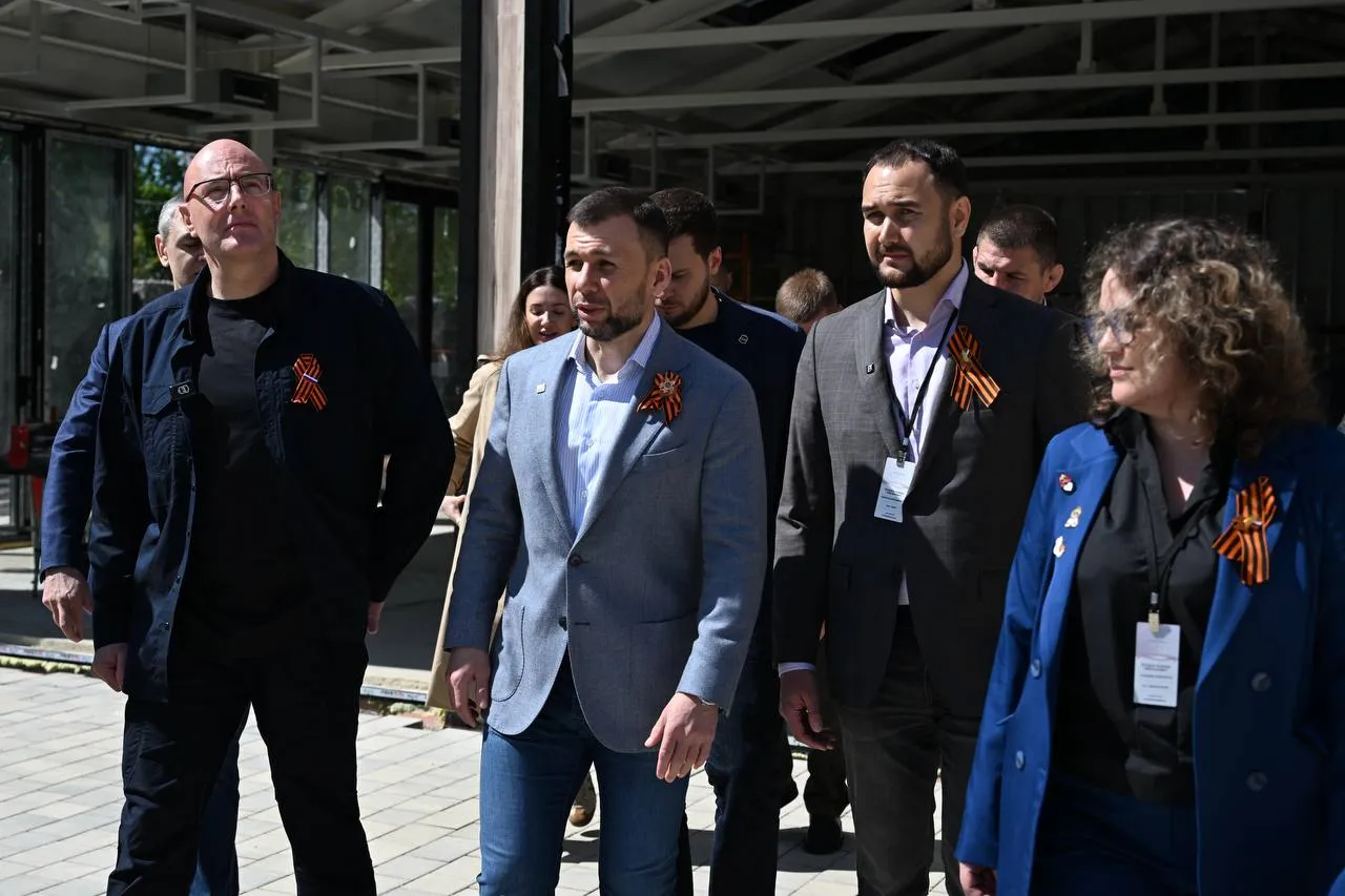 Дмитрий Чернышенко провел рабочую встречу с главой ДНР Денисом Пушилиным На встрече обсудили вопросы развития в регионе образования науки молодежной политики спорта и туризма В ДНР развиваются все уровни образования от дошкольного до научных кадров в аспирантуре В прошлом году в регионе отремонтировали 131 образовательное учреждение До 2030 года завершится ремонт 387 объектов Вузы и колледжи активно готовят кадры по востребованным для региона специальностям которые нужны республике У вас создано 5 кластеров Профессионалитета нацпроекта Молодежь и дети регион заявился еще на 3 кластера сообщил вице премьер Особенное внимание Дмитрий Чернышенко уделил старту летней оздоровительной кампании Он отметил что ребята из ДНР смогут отдохнуть в детских центрах по всей России В самой республике будет работать 527 досуговых площадок Вице премьер попросил Дениса Пушилина держать на особом контроле приемную кампанию в вузы и колледжи которая начнется 20 июня Денис Пушилин констатировал что развитие инфраструктуры учебных организаций видно в каждом муниципалитете У нас идут ремонты не только текущие а это и капитальные ремонты объектов наших учебных заведений Причем сразу мы здесь видим высокие российские стандарты а это на порядок отличается от того что у нас было рассказал глава ДНР Вице премьер добавил что в регионе реализуются научные проекты они поддерживаются в том числе грантами Российского научного фонда Работает более 2 десятков молодежных лабораторий Одна из них на базе Донецкого ботанического сада Республика дважды побеждала в конкурсе Регион для молодых В рамках нацпроекта Молодежь и дети она получила порядка 200 млн рублей на модернизацию молодежной инфраструктуры В добровольческую деятельность вовлечено почти 50 тыс человек Вице премьер добавил что гостиница Чайка в Мариуполе важный для инвесторов пример государственного частного партнерства а потенциал региона в области туризма гигантский  Дмитрий Чернышенко поблагодарил Дениса Пушилина за работу в спортивной сфере Продолжается восстановление объектов спорта открыты 6 новых физкультурно оздоровительных комплексов Подписаться на Правительство России в MAКС