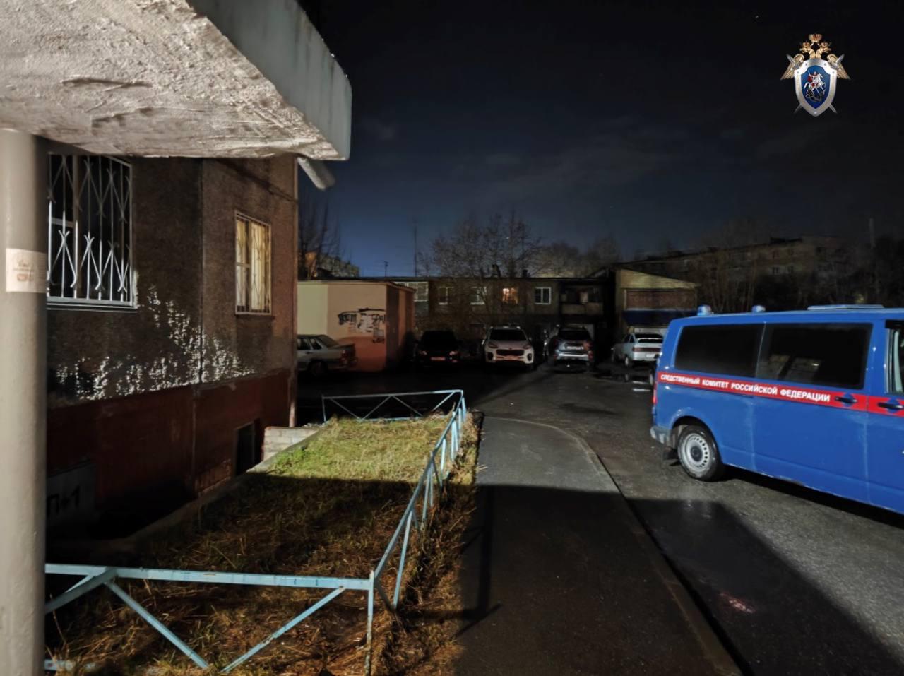 В Челябинске рецидивиста отправили в психбольницу за попытку убить ребенка 37 летнего челябинца напавшего на ученика начальной школы с кухонным ножом отправили на принудительное лечение Такое решение принял Металлургический районный суд Постановлением суда к мужчине применены принудительные меры медицинского характера Он помещен в медицинскую организацию оказывающую психиатрическую помощь в стационарных условиях специализированного типа с интенсивным наблюдением прокомментировали в надзорном ведомстве Ранее фигуранта признали невменяемым Экспертиза показала что он страдает психическим расстройством в момент нападения мужчина не осознавал опасность своих действий и не мог ими руководить Подписаться на vecherchel Голосовать за канал