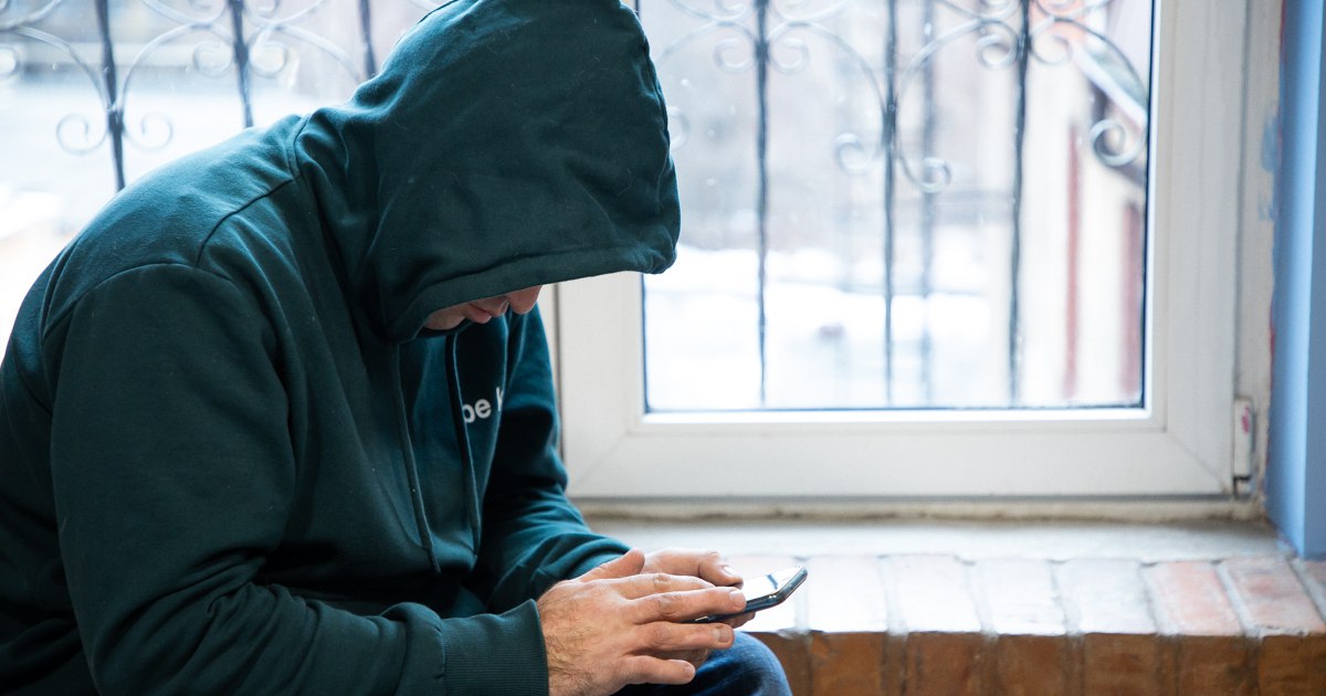 Сотни звонков и СМС чем грозит грубость в разговоре с телефонными аферистами Грубить телефонным мошенникам опасно разозлившись они могут отомстить и превратить жизнь человека в настоящий кошмар Об этом заявила руководитель программ корпоративного благополучия сервиса ФинЗдоровье Национального центра финансовой грамотности Наталья Колбасина Отвечая на вопрос можно ли резко разговаривать с аферистами когда становится понятно кто именно звонит эксперт подчеркнула что этого делать не стоит По её словам эмоциональная реакция может сыграть против самого абонента Разозлившиеся мошенники как пояснила Колбасина способны устроить настоящую атаку на номер телефона В результате человеку начинают массово поступать звонки и СМС с кодами подтверждения уведомлениями о регистрациях на различных сайтах и навязчивой рекламой