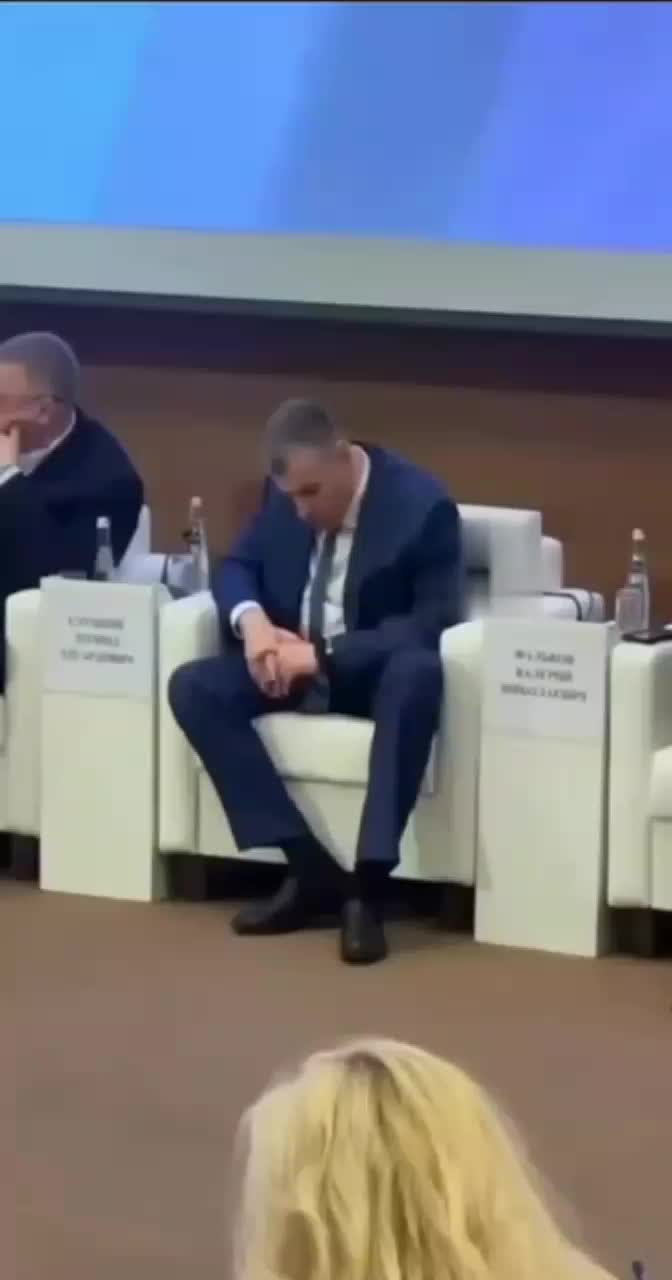 Леонид Слуцкий уснул во время выступления на ПМЭФ