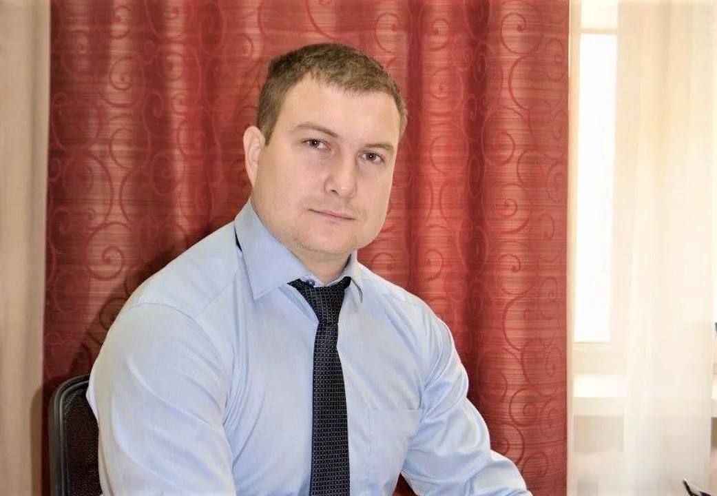 Губернатор Кубани уволил своего заместителя Александра Нестеренко. Об этом сам глава региона сообщил в своем Telegram-канале. Как сообщил источник «Ъ-Кубань» в администрации края, причиной увольнения стало то, что вице-губернатор «не справился с выполнением нацпроектов». «Губернатор жестко следит за выполнением программ, особенно – нацпроектов. И особенно – социального строительства. Кто не справляется – увольняют», – сообщил собеседник издания. Фото: Пресс-служба администрации Краснодарского края Подписывайтесь на «Ъ-Кубань-Черноморье»