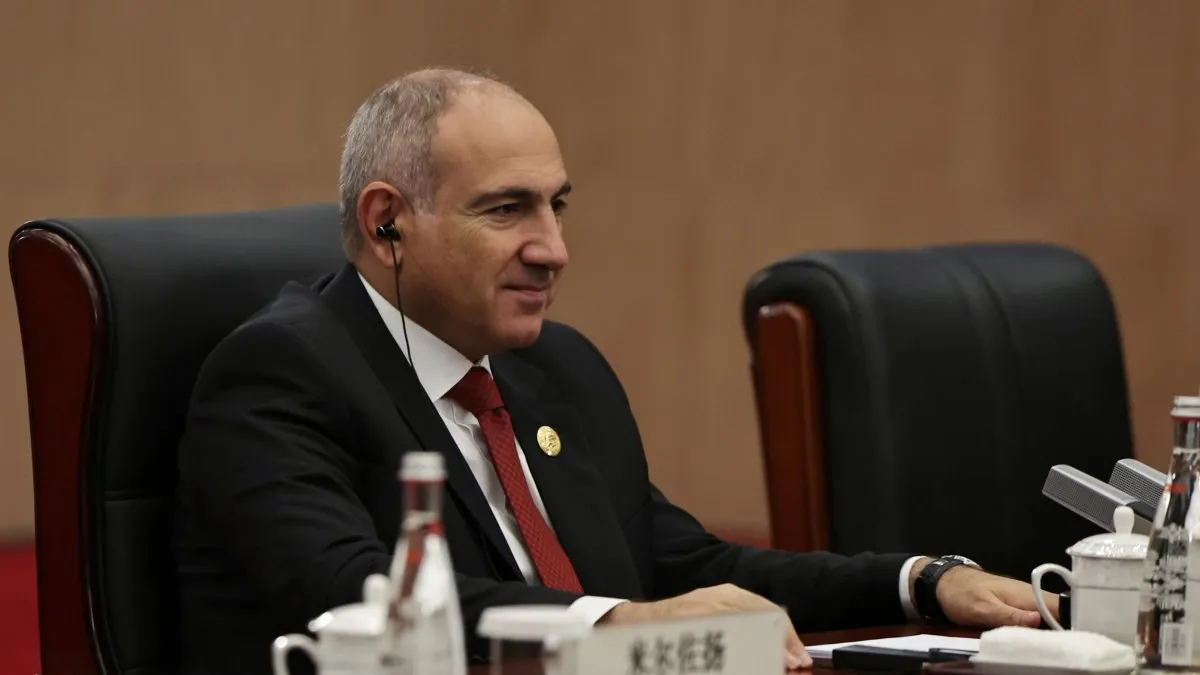 Пашинян осудил сожжение турецкого флага в Ереване Премьер министр Армении Никол Пашинян назвал сожжение турецкого флага во время факельного шествия в Ереване провокацией Инцидент произошел в пятницу в армянской столице Это заявление появилось на фоне сложных но постепенно меняющихся отношений между Анкарой и Ереваном Турция в последние годы пытается нормализовать связи с Арменией осуждение Пашиняном инцидента может быть сигналом о том что армянская сторона также заинтересована в снижении напряжённости Стамбульский волк Про Турцию простыми словами istanbul wolf