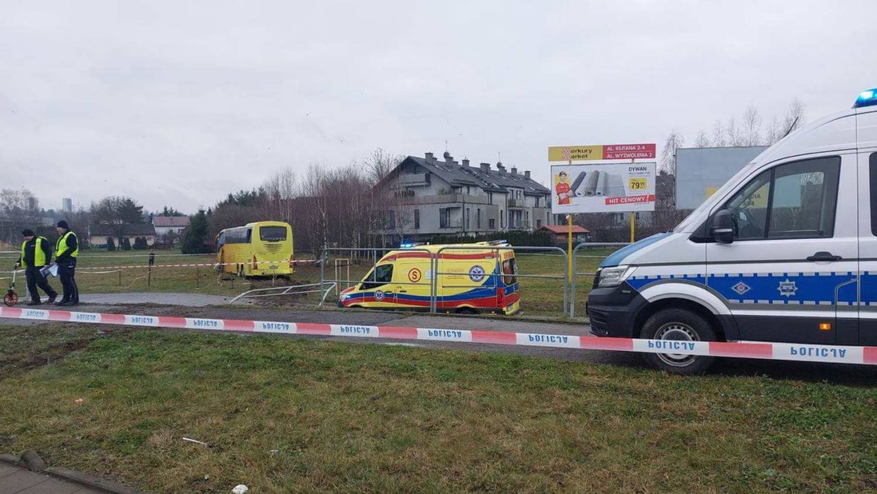 Автобус с белорусами попал в ДТП в Польше 14 человек госпитализированы Всего в транспорте находились 47 граждан Беларуси направлявшихся в Венгрию Пассажирам не пострадавшим в результате инцидента была оказана помощь на месте и предоставлен переводчик Минск Новости MINSKNEWS BY Telegram Viber FB VK Inst TikTok YouTube