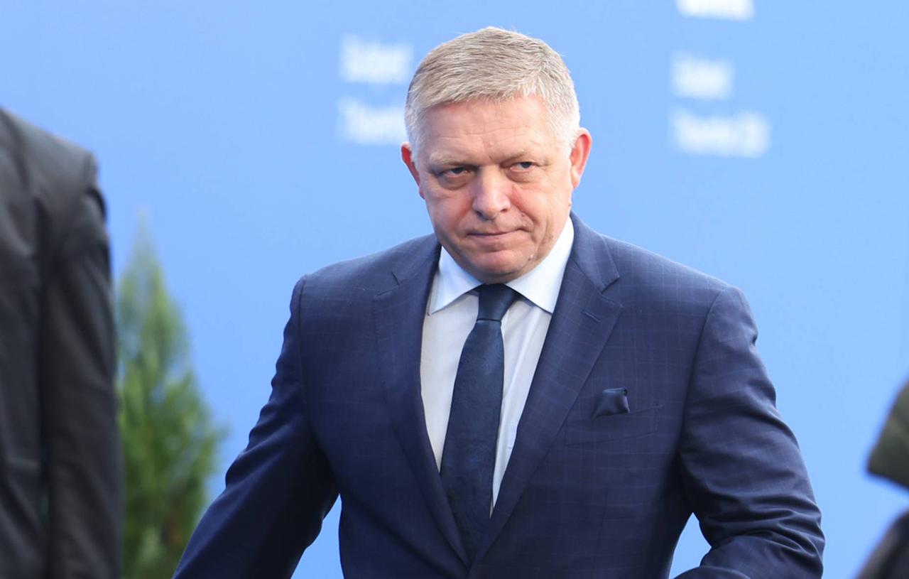 Самолет премьер министра Словакии был серьезно поврежден в аэропорту Брюсселя Сложный саммит в Брюсселе начался не очень хорошо В аэропорту машина с лестницей сломала наш самолет так что он не может летать и мы вынуждены оставить его здесь пожаловался Роберт Фицо в соцсетях