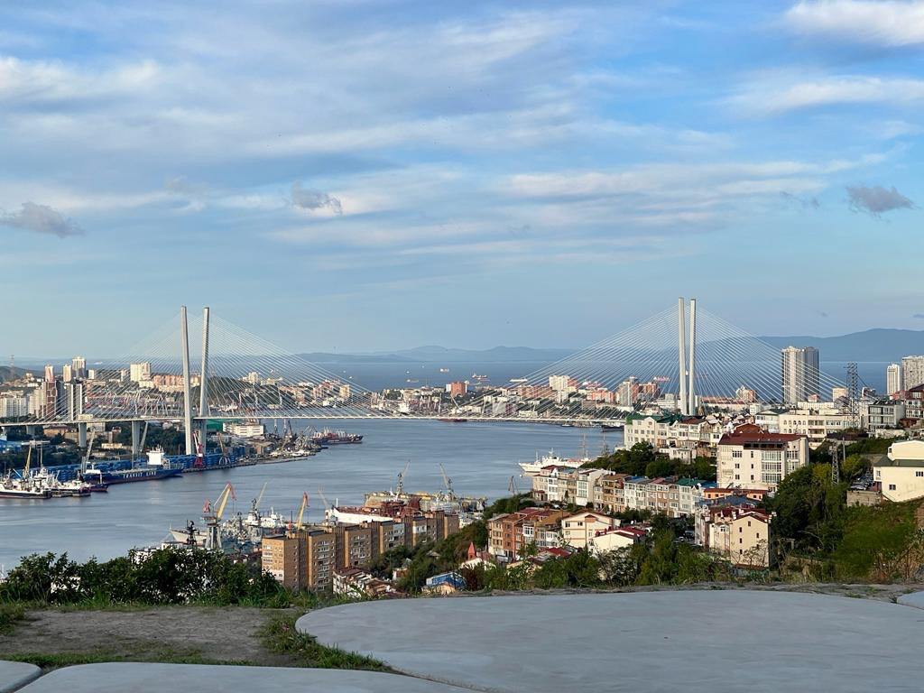 Владивосток назван одним из пяти самых привлекательных направлений для путешествий по России в «бархатный сезон». Как сообщает RT со ссылкой на аналитику сервиса «Яндекс-Путешествия», приморская столица была включена в список первой.  Город особенно хорош с конца августа по октябрь: мягкая погода и живописные морские пейзажи создают идеальные условия для отдыха. Начните знакомство с Владивостоком с прогулки по знаменитому Русскому мосту. Он соединяет город с островом Русский и открывает захватывающие виды на море и окрестности. На самом острове обязательно посетите Приморский океанариум.   Стоит отметить, что движение пешеходов по Русскому мосту запрещено. Единственная возможность пройтись по одному из самых длинных вантовых мостов в мире – это участие в одном из многочисленных спортивных мероприятий.  Также в топ-5 самых интересных осенних направлений включены Нижний Новгород, Кисловодск, небольшой курортный город на побережье Каспийского моря Избербаш и Калининград.