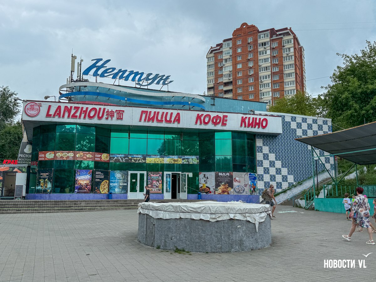 Кинотеатр «Нептун» закрыли и уволили работников  В кинотеатре «Нептун» перестал работать кинозал, все сотрудники написали заявления об увольнении. Он тоже входит в «империю Николаева» и по ходатайству прокуратуры арестован. Работать осталось только кафе китайской кухни, но, скорее всего, до окончания срока действия договора аренды.  Подробнее