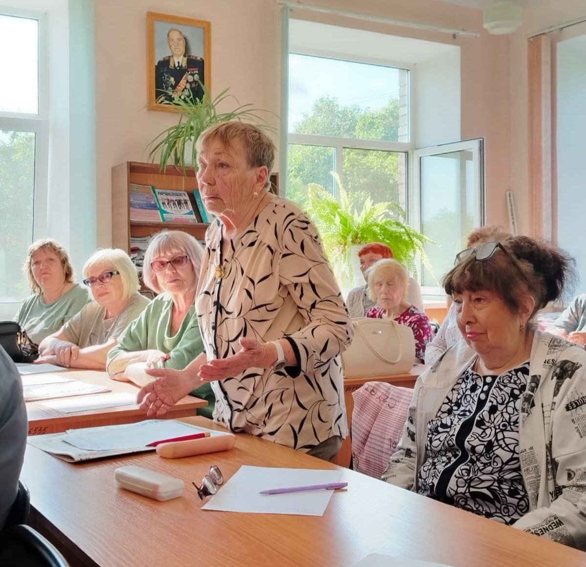 В Совете ветеранов Амурского района состоялась встреча с главным врачом Городской больницы им. М. Шевчук Айратом Махмутовым. На ней также присутствовала замглавы районной администрации Людмила Бессмертных. Вопросы, которые ветеранский актив ставил перед руководством больницы, касались очередей в поликлинике и невозможности записаться на приём к врачам, грубого обращения регистраторов к людям, случаев потери медицинских карточек. Айрат Махмутов пообещал разобраться с данными жалобами, проинформировал о ситуации по поводу поиска новых медицинских кадров. Он также отметил, что служба "Скорой помощи" Амурска считается лучшей в крае. В завершение разговора главврач пообещал встретиться с амурскими ветеранами еще раз, но уже в сентябре.