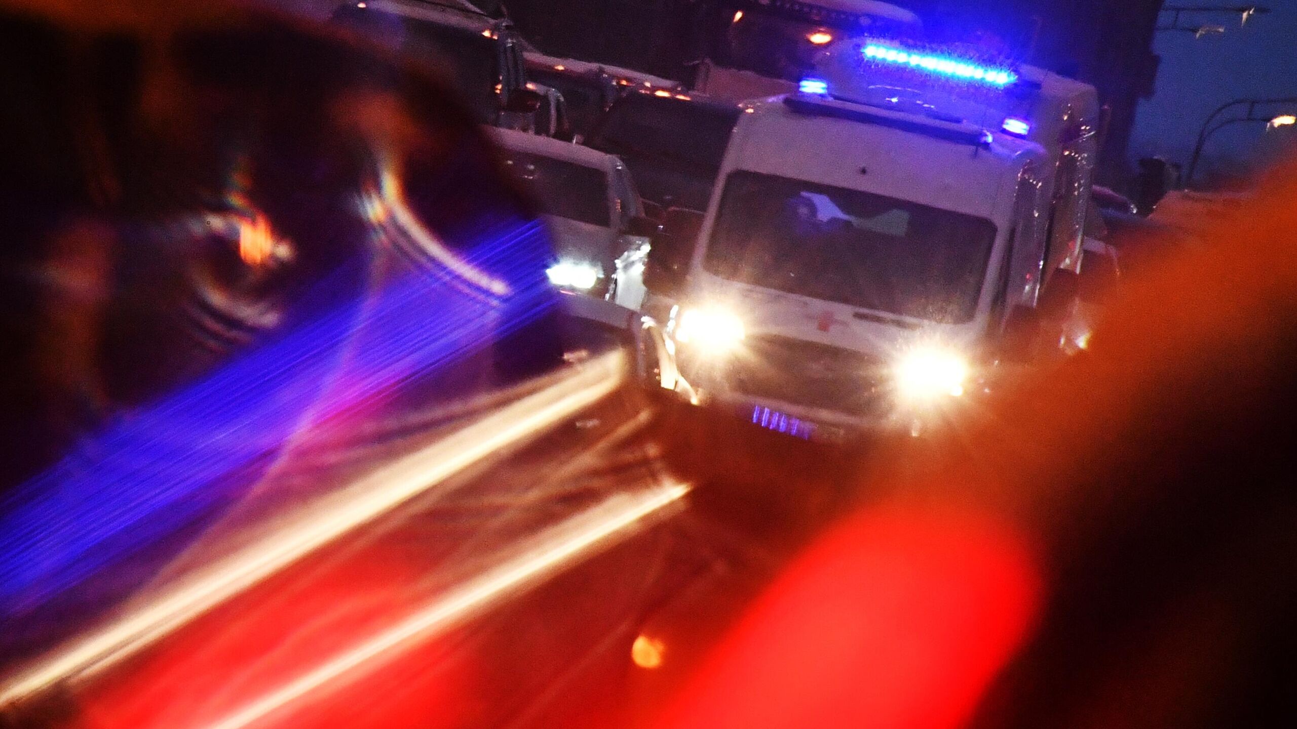 Две девушки которые катались на привязанном к машине тюбинге погибли при столкновении с другим авто в Новгородской области сообщает пресс служба Управления ГИБДД по региону Уточняется что в пятницу в 21 40 совпадает с мск в городе Сольцы на улице Новгородская 20 летний водитель управляя автомобилем ВАЗ 2114 осуществлял буксировку тюбинга на котором находились две девушки Во время буксировки тюбинг столкнулся с двигающимся во встречном направлении автомобилем ВАЗ 2112 В результате происшествия девушки находящиеся на тюбинге скончались на месте происшествия говорится в сообщении Уточняется что на месте происшествия работают сотрудники Госавтоинспекции и следственно оперативная группа