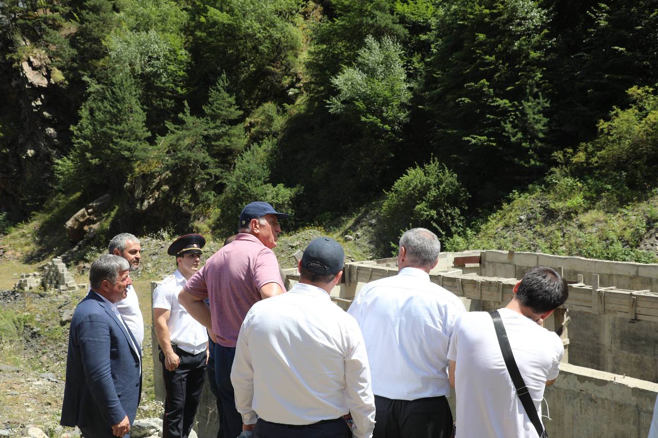 В селе Тох-Орда завершат строительство объекта водоснабжения  С ситуацией по незавершенному строительству объекта водоснабжения в с.Тох-Орда лично ознакомился в рамках рабочей поездки в Тляратинский район Председатель Правительства Дагестана Абдулмуслим Абдулмуслимов. Строительство было начато еще в 2015 году, но вскоре из-за отсутствия финансирования было приостановлено.   Объект находится в труднодоступной местности у реки, его возведение позволит обеспечить стабильным водоснабжением несколько населенных пунктов и десятки социальных объектов.   В 2020 году строительство объекта было включено в мероприятия госпрограммы «Комплексное развитие сельских территорий». После начала работ подрядчик из-за неблагоприятных погодных условий и обильных дождей не смог завершить объект. Летом 2023 года, в результате обильных дождей и изменения русла реки «Кутлабская» произошло размывание грунтов и выход на поверхность проложенных ранее труб, что потребовало проведение восстановительных работ за рамками проектных решений. После 2023 года работы не проводились.   Как доложил врио главы муниципалитета Мурад Рамазанов, в целом техническая готовность объекта составляет около 80%. Остаются незавершенными работы по перекрытию резервуаров, устройству металлического ограждения и ворот, помещения для бактерицидной установки и благоустройству территории.    По итогам осмотра Абдулмуслим Абдулмуслимов поручил руководителю ГКУ РД «Агрострой» Рустаму Хабилову представить предложения по завершению строительства объекта, полностью обследовать построенные сети водоснабжения и внести необходимые изменения в проектную документацию с учетом изменения трассы прокладки вне русла реки.