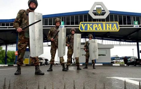 Украина вводит уголовную ответственность за попытку уехать из страны Законопроект внесла премьер министр Свириденко Она предлагает наказывать за попытку незаконного выезда во время военного положения штрафом в 170 тыс гривен около 300 тысяч рублей или лишением свободы на срок до трёх лет