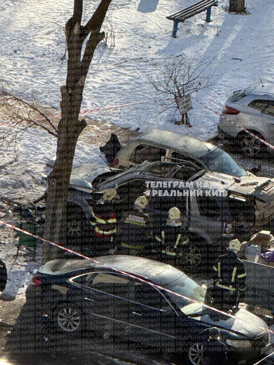 В Киеве взорвался внедорожник Предварительно два человека госпитализированы На место направлены наряды полиции кинологи взрывотехники и другие службы Выясняются обстоятельства произошедшего По данным СМИ подорванный в Оболонском районе автомобиль принадлежал военнослужащему