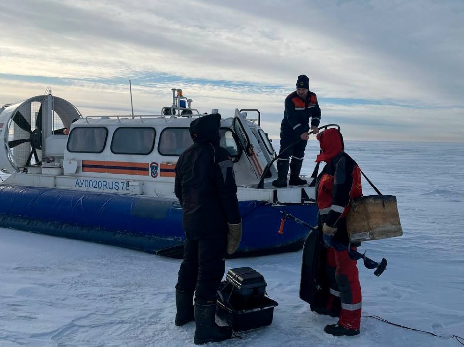 В Ленобласти снова спасали застрявших на отколовшейся льдине рыбаков В Ленинградской области двое рыбаков отправились на зимнюю рыбалку 24 февраля и оказались в ловушке Льдина внезапно откололась и уплыла от берега на 500 метров вместе с людьми Как сообщили в региональном управлении МЧС инцидент произошел в акватории Финского залива у поселка Озерки Выборгского района Сразу после сообщения о случившемся на место выдвинулась дежурная смена поисково спасательного подразделения Берег 2 рыбака любителя спасены в удовлетворительном состоянии доставлены на берег в мед помощи не нуждаются сообщили в МЧС Фото МЧС России   Подпишитесь на ivbg ru Ivbg в Max