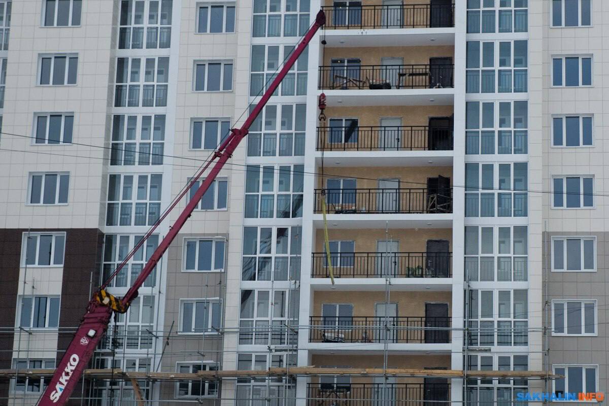 За первые шесть месяцев 2025 года в Сахалинской области выдали ипотечных кредитов на общую сумму 8,7 миллиарда рублей Это на треть меньше по сравнению с прошлым годом. Средний размер одного кредита составил 5,2 миллиона рублей. При этом большая часть средств — почти 7 миллиардов рублей — пришлась на займы с государственной поддержкой, в основном по программе «Дальневосточная и арктическая ипотека». В числе кредитов значительную долю занимает покупка квартир в новостройках — около 4,5 миллиарда рублей. Еще 1,1 миллиарда направлено на строительство и приобретение частного жилья. Средний срок ипотеки в регионе составляет 21 год, а ставка удерживается на уровне 4,5 процентов годовых. К концу июня суммарный долг по ипотечным кредитам достиг почти 97 миллиардов рублей, увеличившись за полгода на 2,3 миллиарда. Заемщики активно гасили задолженность, выплатив 6,4 миллиарда рублей, при этом уровень просрочки остается очень низким — менее одного процента. #Сахалин