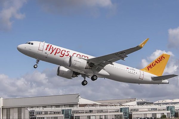 Pegasus Airlines приобретет Czech Airlines и Smartwings за 154 млн евро Турецкий бюджетный авиаперевозчик Pegasus Airlines приобретет чешскую авиакомпанию Czech Airlines и ее дочку Smartwings за 154 млн евро О заключении сделки объявила турецкая компания отметив что планирует сохранить оба бренда Об этом сообщает ТАСС Pegasus Airlines в 2005 году поставила перед собой амбициозную цель сделать авиаперелеты доступными для всех Увеличив свой авиапарк с 14 самолетов до 127 сегодня мы стали одной из самых эффективных и прибыльных авиакомпаний в мире Теперь объединив усилия с Czech Airlines и Smartwings парк которых насчитывает 47 самолетов мы открываем новую страницу в истории нашего роста говорится в сообщении Сделка предусматривает погашение дебиторской задолженности чешских перевозчиков процесс покупки будет завершен после получения необходимых юридических разрешений и выполнения условий передачи aviaru net n290607